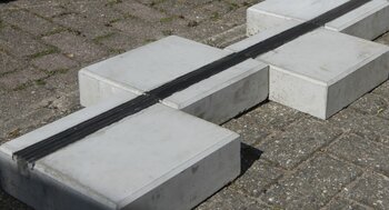 Ontdek de nieuwe kabelgoottegels, ideaal voor het vermijden van kabels op het trottoir.