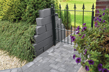 Eindeloos stapelen en bouwen met onze Linia van 15x15x60 cm in Nero Excellence.